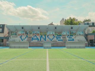 Photo d'illustration : un court de tennis vu depuis les gradins