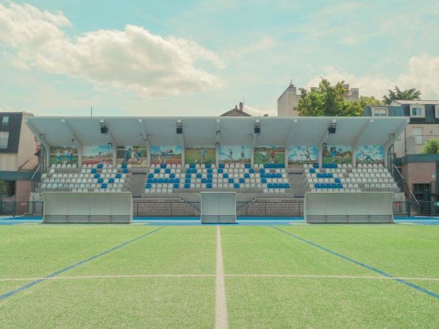 Photo d'illustration : un court de tennis vu depuis les gradins